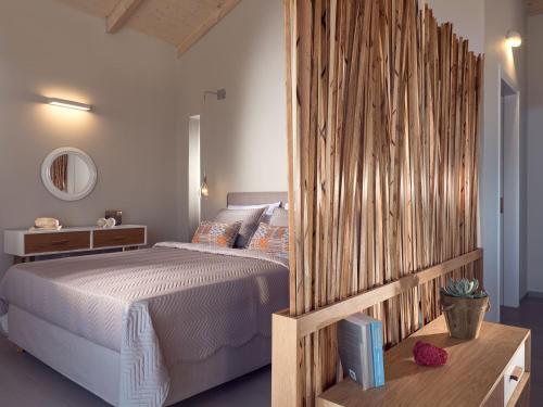 Postel nebo postele na pokoji v ubytování Akron Luxury Suites