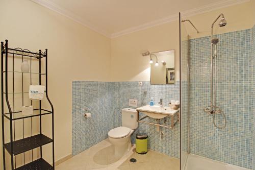 ヴィラモウラにあるWine Villaのバスルーム(トイレ、洗面台、シャワー付)