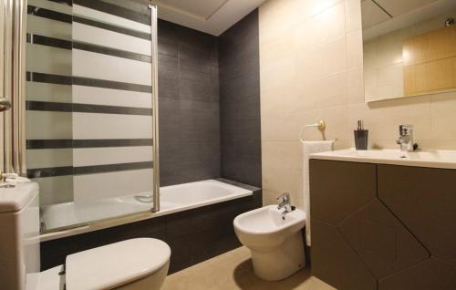 ein Badezimmer mit einem WC, einem Waschbecken und einer Badewanne in der Unterkunft Sierra Cortina Resort in Finestrat