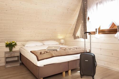 Ένα ή περισσότερα κρεβάτια σε δωμάτιο στο Domki drewniane Zem-Tourist