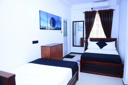 Postel nebo postele na pokoji v ubytování Liyonaa Beach Hotel