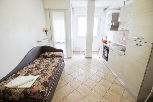 małą kuchnię z łóżkiem w pokoju w obiekcie Residence Eurogarden w Rimini