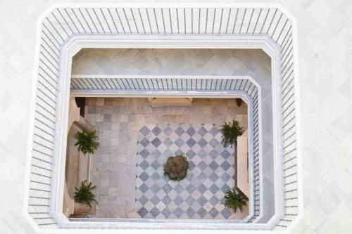 a window in a building with a tiled wall at Hotel Casa de las Cuatro Torres in Cádiz