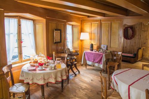 a room with a table and chairs and a room with two tables at Unter der Linde in Nordheim
