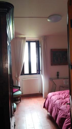 a bedroom with a bed and a window at Baduerughe - ValledelLago in Poggio Mirteto