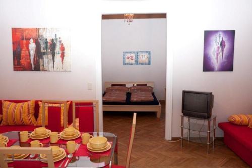 a living room with a couch and a tv at Raisa Apartments Fünkhgasse in Pressbaum
