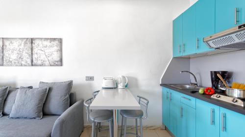 Una cocina o zona de cocina en Apartamentos Los Veleros