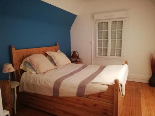 Le Home VaravilleにあるVilla LM La Closerieのベッドルーム1室(青い壁のベッド1台、窓付)