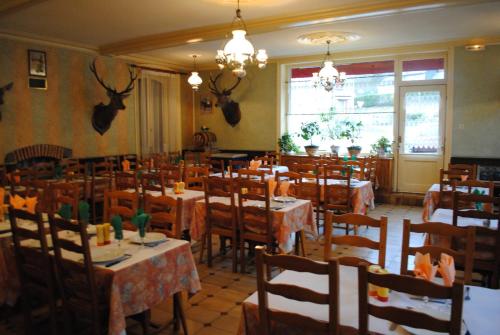 a restaurant with tables and chairs in a room at Hotel des voyageurs Chez Betty in Neussargues-Moissac