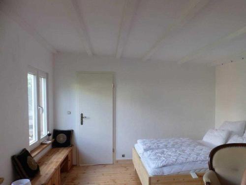 ツェンピンにあるSommeridyll Zempinの白いベッドルーム(ベッド1台、窓付)