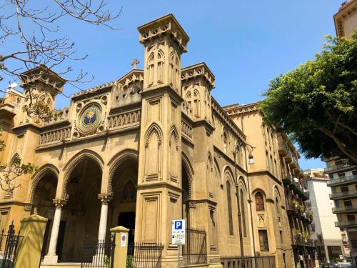 un edificio con una torre de reloj en la parte delantera en Arco di Trionfo Palermo Bed & Breakfast, en Palermo