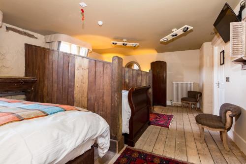 Postel nebo postele na pokoji v ubytování The Bull Hotel