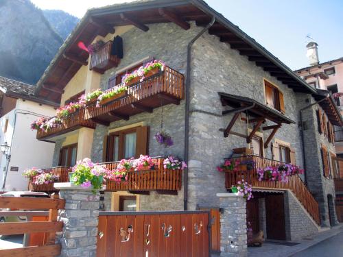 a building with flower boxes and balconies on it at Appartamenti Lo Scoiattolo - Noce e Nocciola in Pré-Saint-Didier