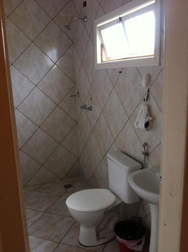 a bathroom with a toilet and a sink at Pousada Tabuleiro Eco in Conceição do Mato Dentro