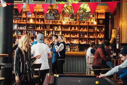 un grupo de personas jugando al billar en un bar en Generator Dublin, en Dublín
