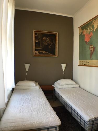 Una cama o camas en una habitación de Varbergs Vandrarhem