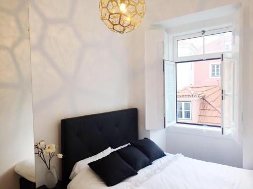 Ένα ή περισσότερα κρεβάτια σε δωμάτιο στο Design Apartment with Rooftop Terrace and 180-degree River&City Views