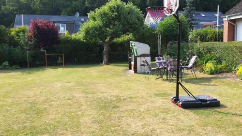 a yard with a basketball hoop and a net at Ferienwohnung Maren Graf in Neustadt in Holstein