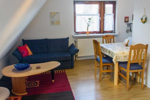 - un salon avec un canapé et une table dans l'établissement Ferienwohnung Lampe, à Neustadt in Holstein