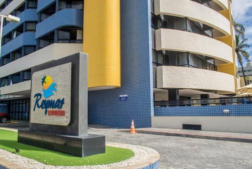 un bâtiment avec un panneau devant lui dans l'établissement Hotel Reymar Express, à Maceió