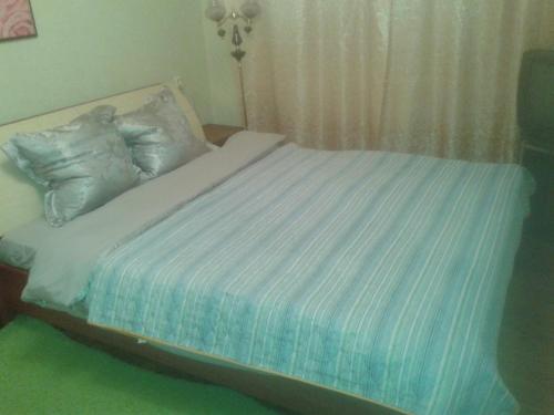 SeveromorskにあるApartment Severomorskのベッドルーム(青いシーツ、枕付)