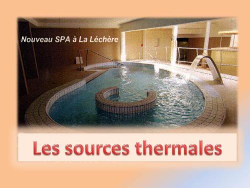 - une piscine avec toboggan dans un bâtiment dans l'établissement La Darentasia, à La Léchère