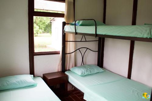 Hotel Campestre CENVATURS tesisinde bir ranza yatağı veya ranza yatakları