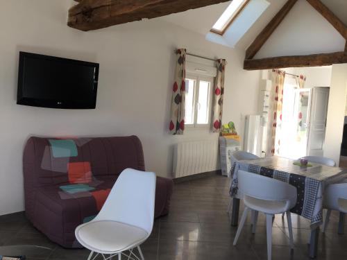 un salon avec un canapé et une table dans l'établissement La maison des canards, à Romorantin-Lanthenay