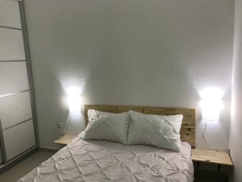 - une chambre dotée d'un lit avec deux lumières dans l'établissement Vacation Apartment, à Eilat
