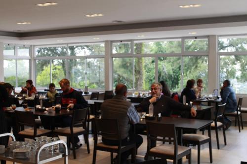 a group of people sitting at tables in a restaurant at Hostería Atahualpa Yupanqui in Tafí Viejo