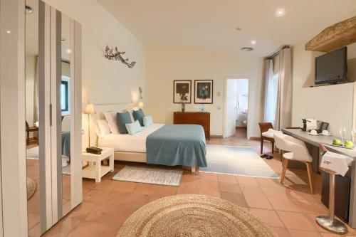 ベグールにあるHotel Convent de Begurのベッドルーム1室(ベッド1台付)、リビングルームが備わります。