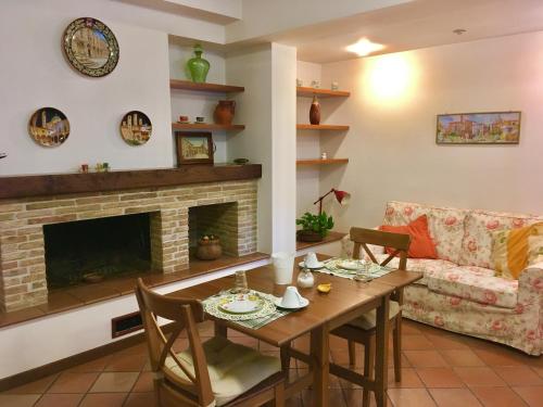 - un salon avec une table et une cheminée dans l'établissement Inn Rome B&B, à Ciampino