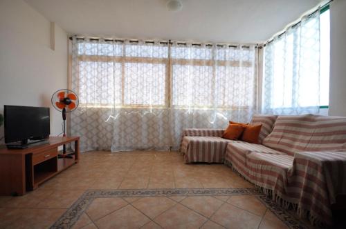 a living room with a couch and a tv at Esmeralda Callao Salvaje in Callao Salvaje