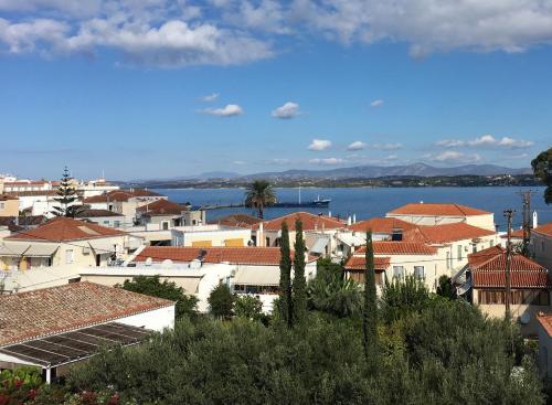 eine Stadt mit Gebäuden und einem großen Wasserkörper in der Unterkunft Kamelia Hotel in Spetses