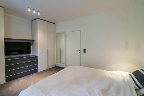 Giường trong phòng chung tại Grand Apartment