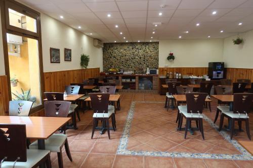 Reštaurácia alebo iné gastronomické zariadenie v ubytovaní El Camí Hotel