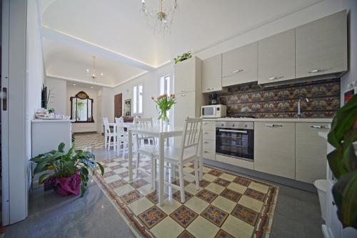 een keuken en eetkamer met een tafel en stoelen bij Palazzo Torre Apartment in Palermo