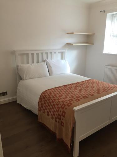 サウサンプトンにあるThe Elizabeth House Apartmentのベッドルーム(白いベッド1台、赤い毛布付)