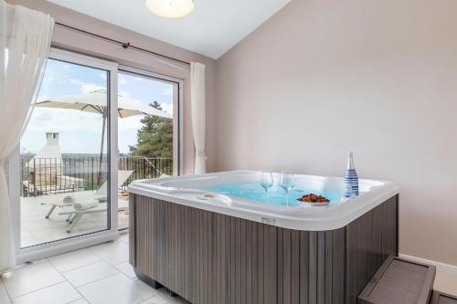 jacuzzi w pokoju z balkonem w obiekcie Villa Sterpazzi - near Porec with Sea View, private Jacuzzi, Sauna and Pool w mieście Višnjan