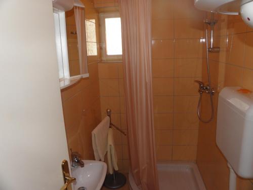 ein Badezimmer mit Waschbecken, Toilette und Dusche in der Unterkunft Apartman Zlatko in Zadar