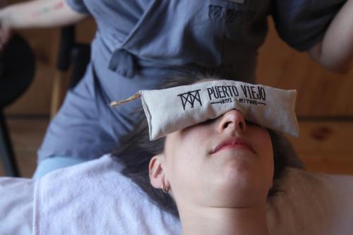 a woman with a hair band on her head with aasy method wear at Hotel Puerto Viejo Llico in Llico