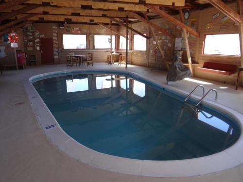 a large swimming pool in a building at The Canyon Motel & RV Park in Williams