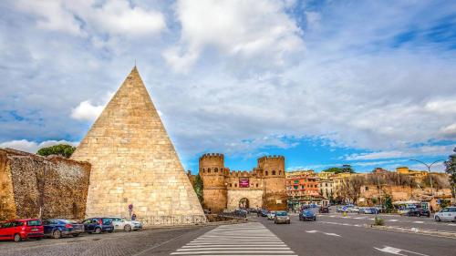 a large building with a clock on the side of it at Sweet Home Piramide Bed and Breakfast in Rome