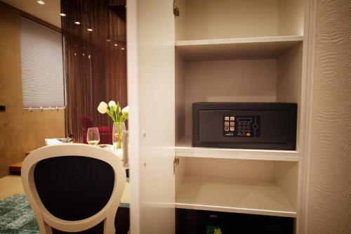 a microwave in a kitchen with a table and a chair at Gran Paradiso Hotel Spa in San Giovanni Rotondo