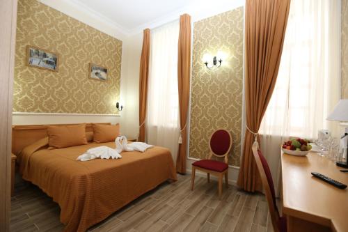 Postel nebo postele na pokoji v ubytování Sergei Palace Hotel
