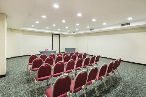 Swan Caxias do Sulにあるビジネスエリアまたは会議室