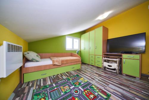 Un dormitorio con una cama y un televisor de pantalla plana. en Luxury loft "Royal Dominus", en Orebić
