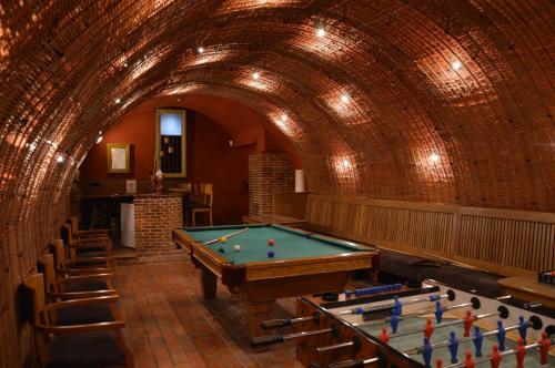a room with a pool table in a tunnel at SZiGET23 in Ábrahámhegy