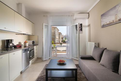 Michalis Apartmentsにあるキッチンまたは簡易キッチン
