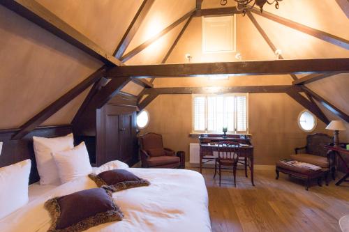 Katil atau katil-katil dalam bilik di Suitehotel Posthoorn